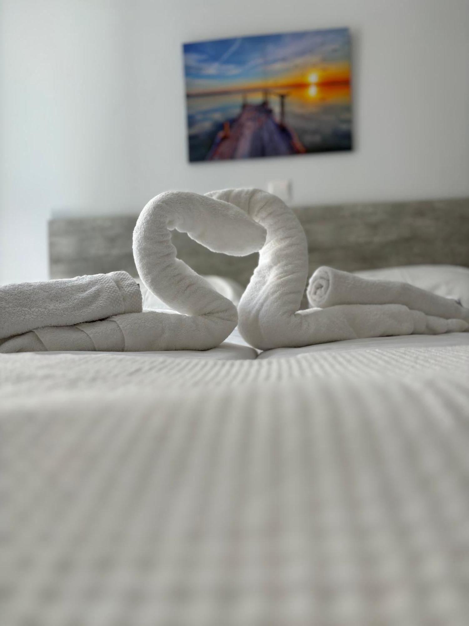 Luca Apts Napa アヤナパ エクステリア 写真